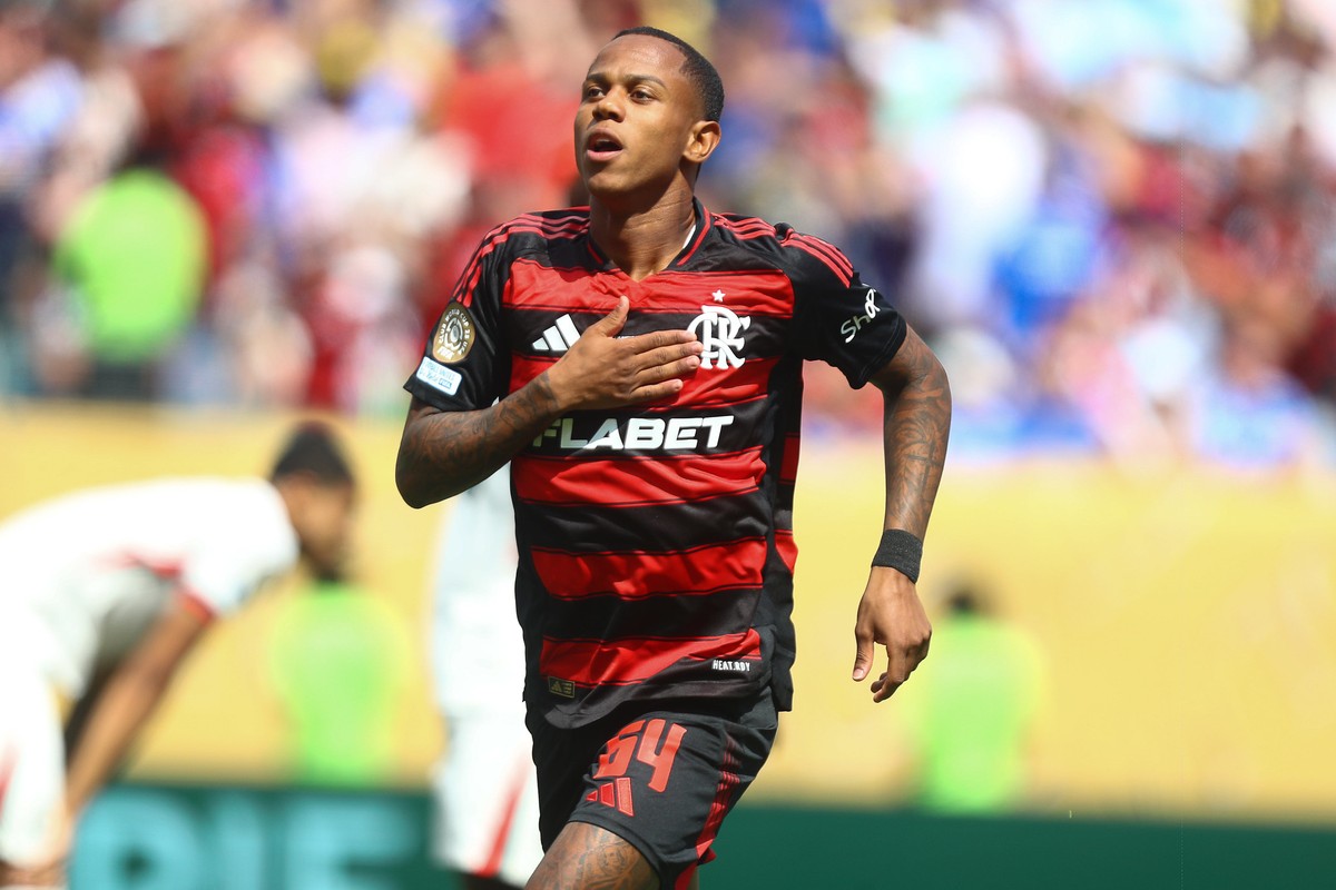 Wallace Yan revela que pai, antes vascaíno, agora torce pelo Flamengo Wallace Yan marcou em vitória do Flamengo sobre o Chelsea (Foto: Gilvan de Souza/Flamengo)
