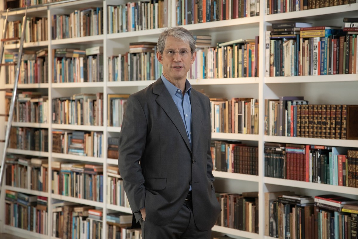 Dono da maior biblioteca de Shakespeare do Brasil assume cargo na ABL nesta sexta-feira José Roberto de Castro Neves em sua casa no Jardim Botânico, Zona Sul do Rio (Foto: Ana Branco/ Agência O GLOBO)