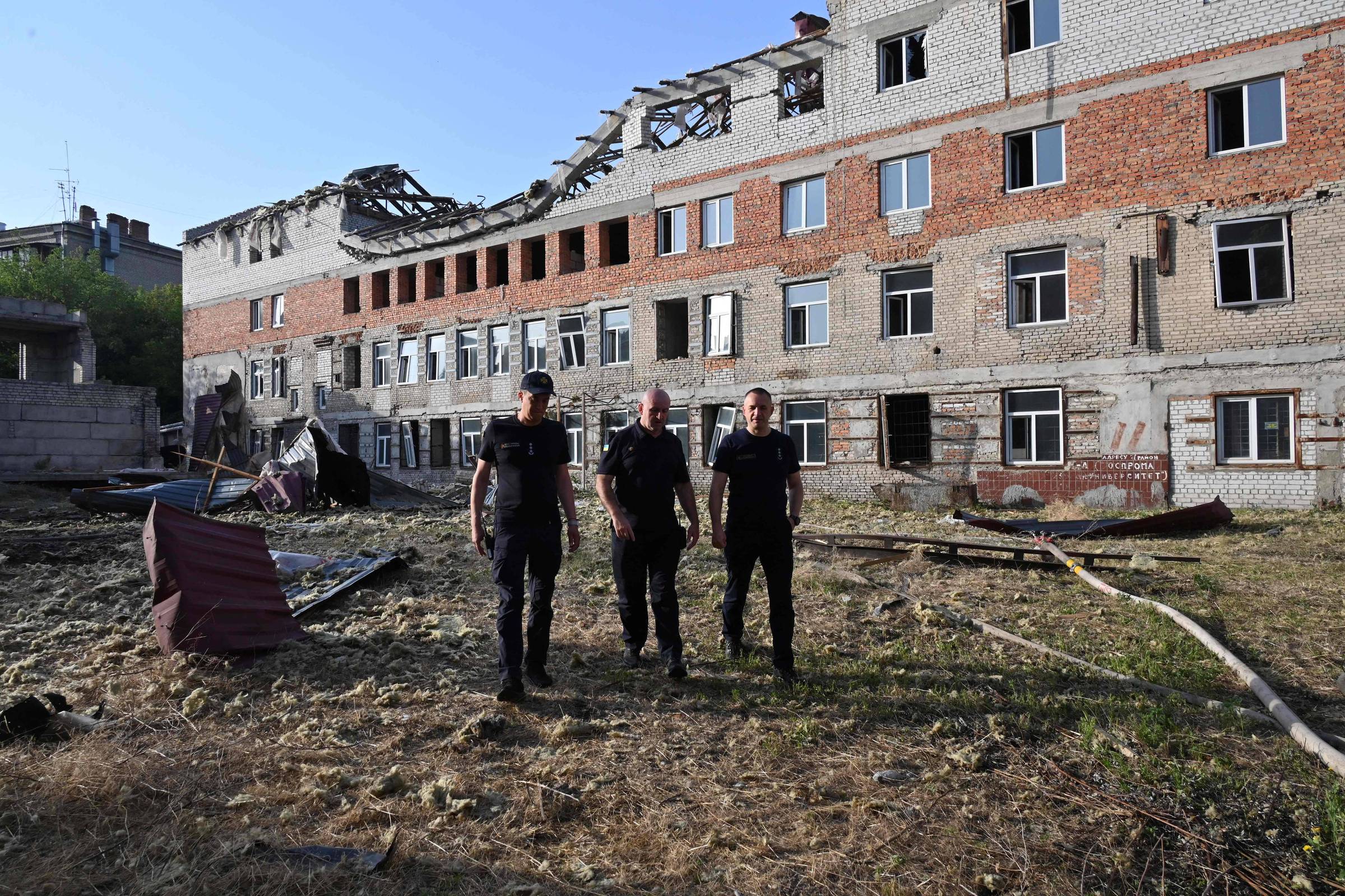 Trump mantém incerteza sobre a posição dos EUA em relação à Ucrânia Socorristas perto de prédio atingido por ataque de drones russos no centro de Kharkiv (Foto: Serguei Bobok/AFP)
