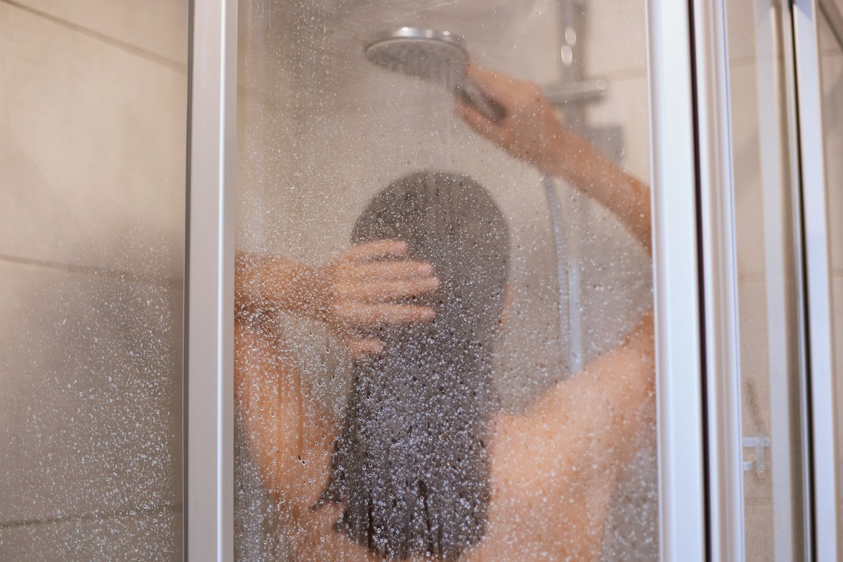 Inverno agrava alergias e irritações de pele; entenda os motivos por trás disso Banho quente (Foto: Freepik)