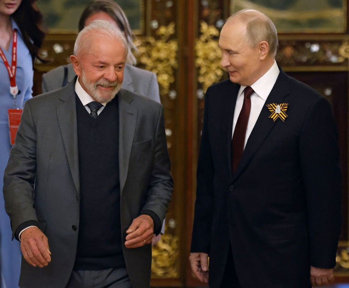 Putin participará por vídeo da cúpula do Brics a convite de Lula no Rio Presidente Luiz Inácio Lula da Silva com Vladimir Putin na Rússia — Foto: Maxim Shemetov / POOL / AFP