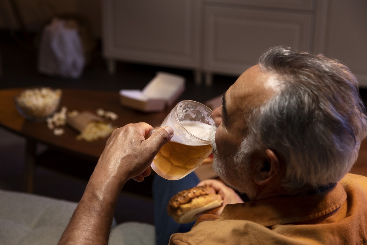 Homem bebendo cerveja (Foto: Freepik/Reprodução)