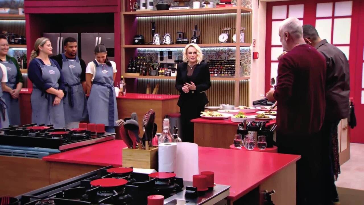 Participante do reality é advertido por repetir receita durante competição Foto: Reprodução