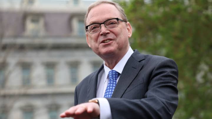 Kevin Hassett, diretor do Conselho Econômico Nacional, fala com repórteres na Casa Branca em Washington, D.C., EUA, em 14 de abril de 2025. (Foto: Kevin Lamarque | Reuters)