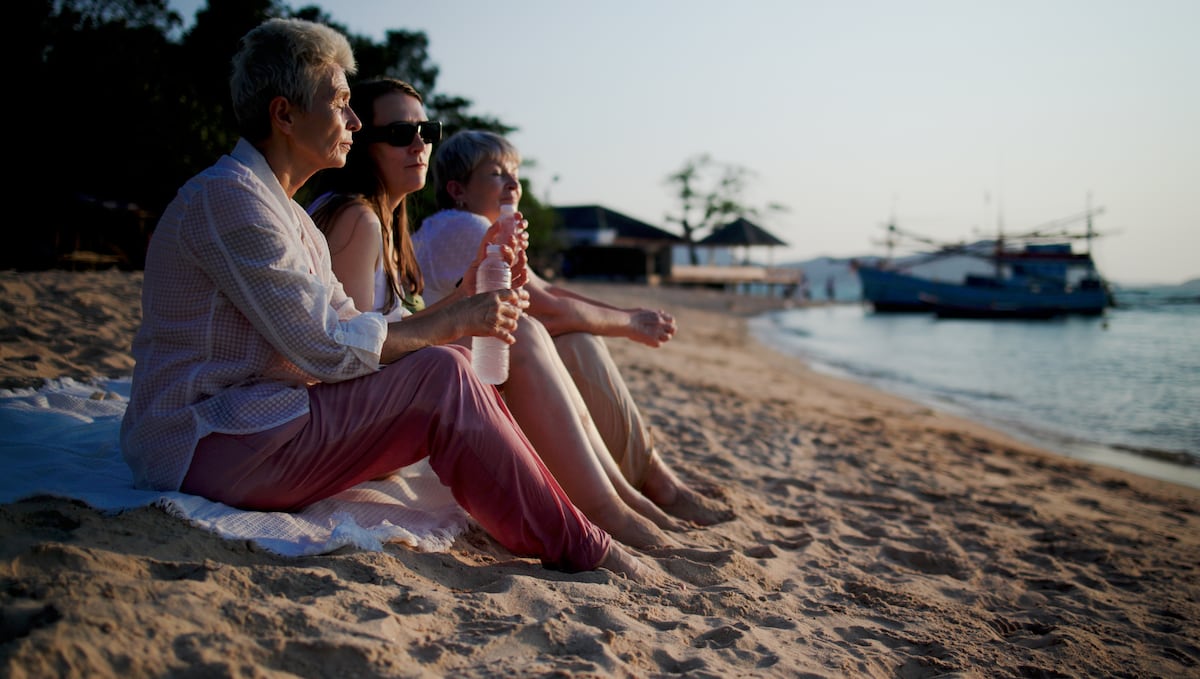 Vida sexual ativa após a menopausa: desejo se mantém, mesmo que escondido Três mulheres desfrutam de um rato de tempo livre em uma praia. (Foto: onuma Inthapong/Getty Images)