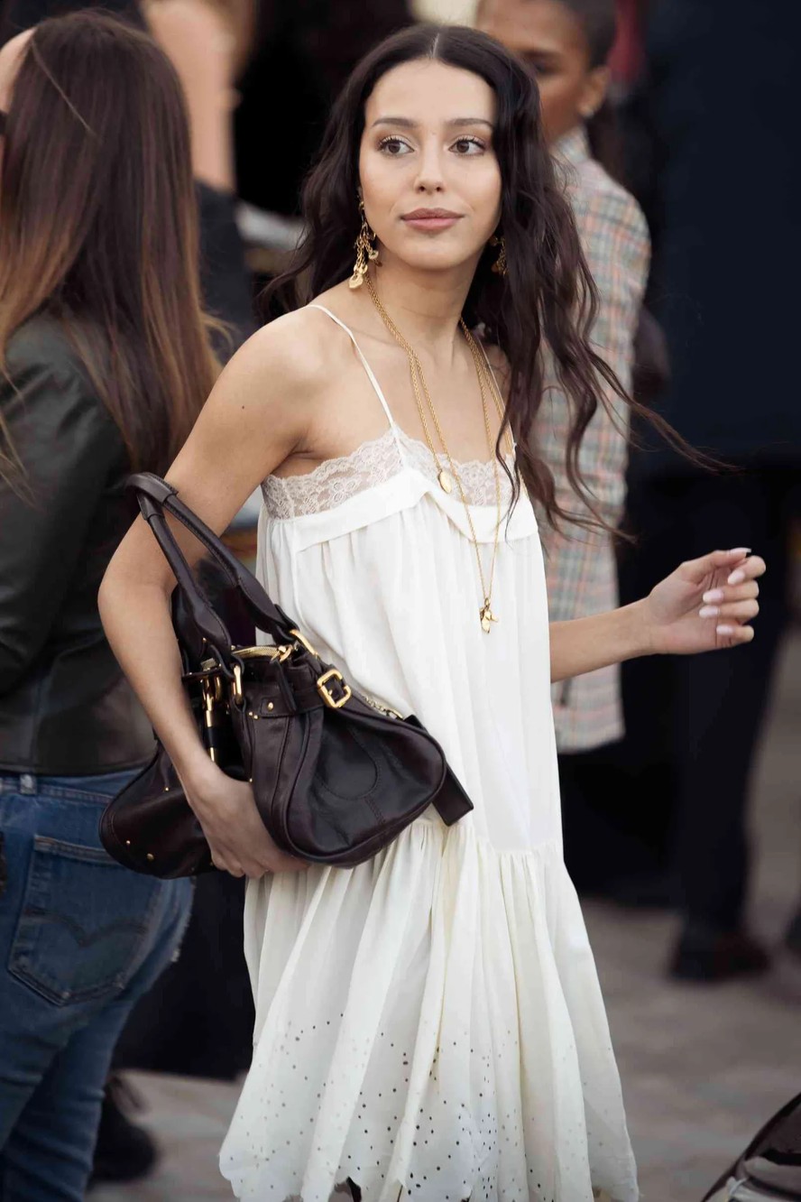 Blusas longas dos anos 2000 estão de volta com jeans slim em 2025 (Foto: Getty Images)