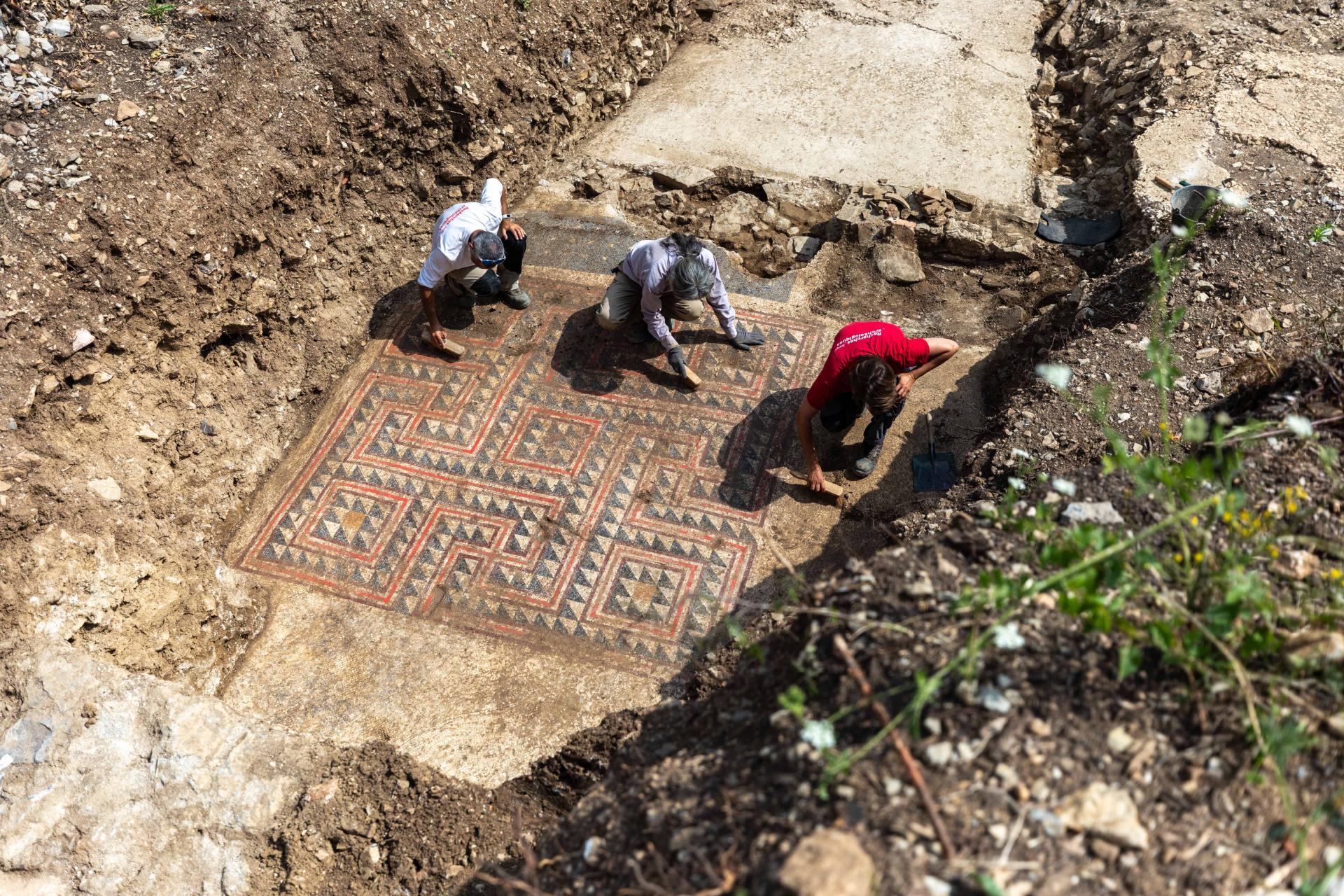 Descoberta antiga de assentamento romano surpreende arqueólogos na França Arqueólogos limpando o mosaico nos arredores de Alès, França. (Foto: F. Giraud, Inrap)