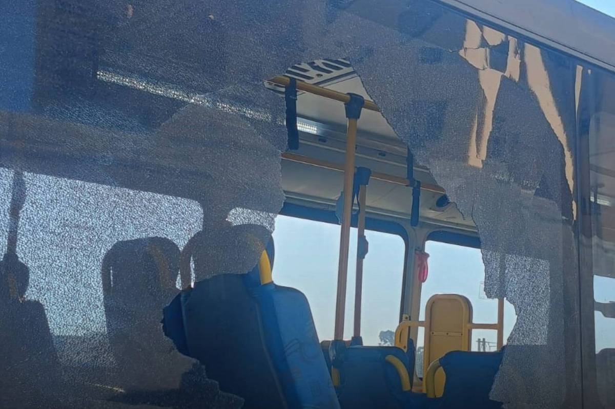 Três suspeitos são detidos por ataque a ônibus em São Paulo Janela de ônibus quebrada após ato de vandalismo neste sábado (26) na cidade de São Paulo (Foto: @PMESP)