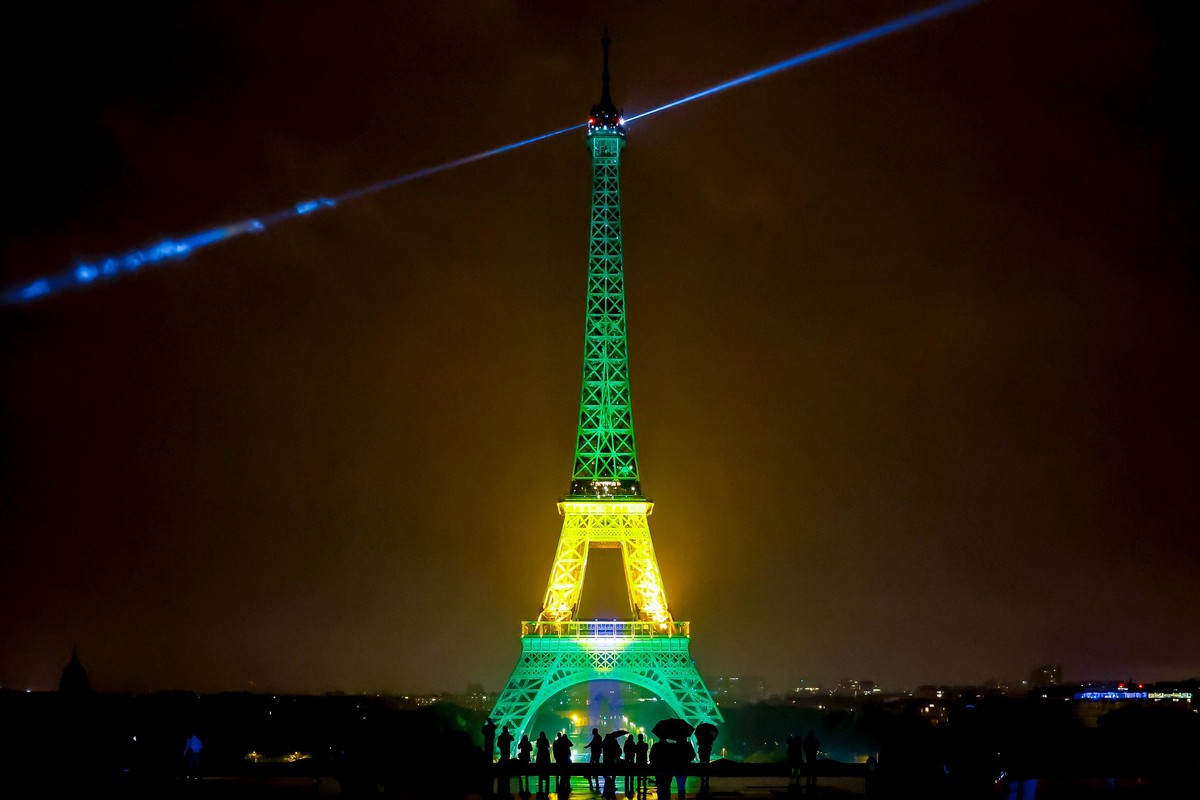 França celebra o Brasil com show de drones e fogos na Torre Eiffel no Dia da Bastilha Torre Eiffel iluminada com as cores do Brasil em 5 de junho (Foto: Ricardo Stuckert / PR)
