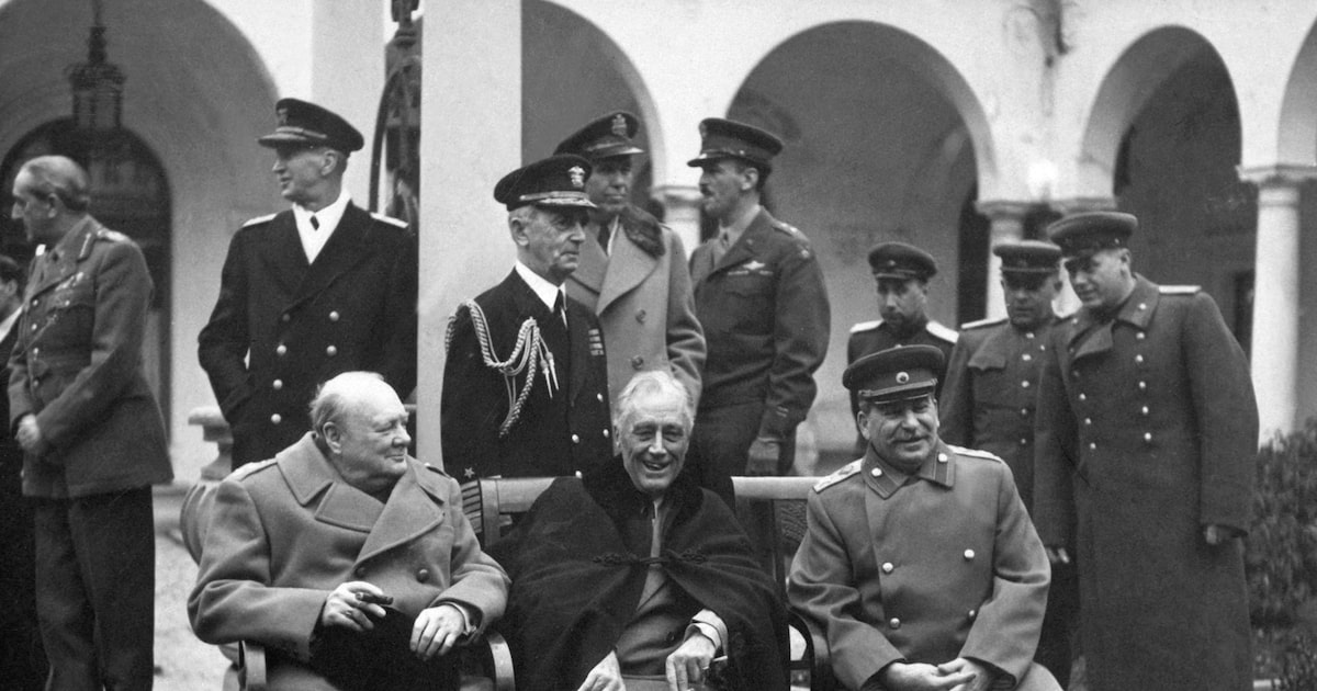 Trump e Putin se reúnem no Alasca e relembram cúpula da 2ª Guerra Mundial Winston Churchill, Franklin Roosevelt e Josef Stalin na conferência de Yalta, em 1945 (Foto: Army Signal Corps Collection)