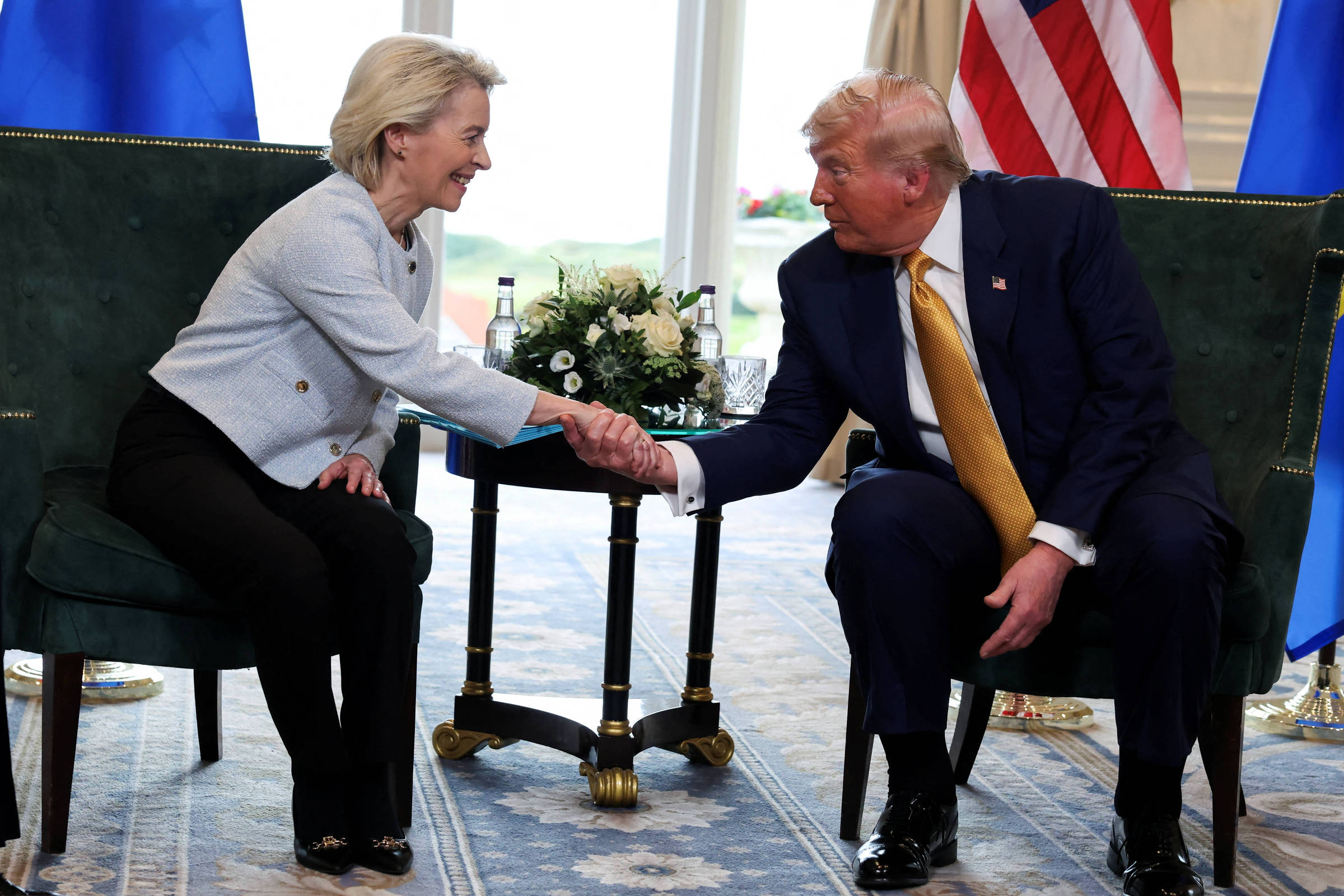 União Europeia cede a pressões tarifárias de Donald Trump em novo acordo comercial Ursula von der Leyen, presidente da Comissão Europeia, e Donald Trump após reunião em Turnberry, na Escócia (Foto: Evelyn Hockstein/Reuters)