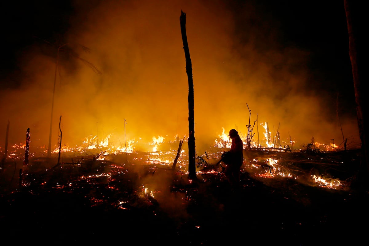Um incêndio florestal no Estado brasileiro de Amazonas. (Foto: Edmar Barros/AP)