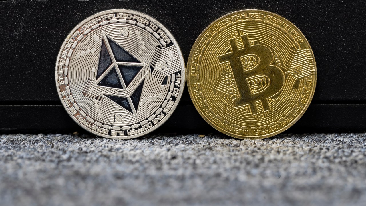 Empresas brasileiras investem milhões em Bitcoin para diversificar portfólios Empresas brasileiras já investem em criptoativos, seguindo uma tendência mundial (Foto: Christopher Wong/S3studio/Getty Images)