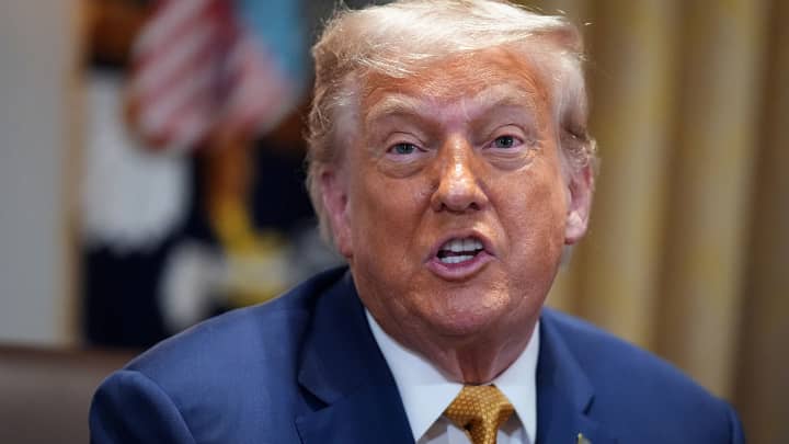 Trump anuncia novas cartas tarifárias que devem ser divulgadas nesta quarta-feira O presidente dos EUA, Donald Trump, fala com membros da imprensa durante uma reunião do gabinete na Casa Branca em 8 de julho de 2025, em Washington, DC. (Foto: Andrew Harnik | Getty Images)