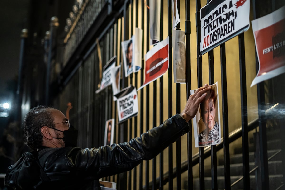 Violência contra jornalistas no México atinge média de dois assassinatos por mês Jornalistas protestam contra a violência aos jornalistas, na Cidade do México, em 14 de fevereiro de 2022. (Foto: NAYELI CRUZ)