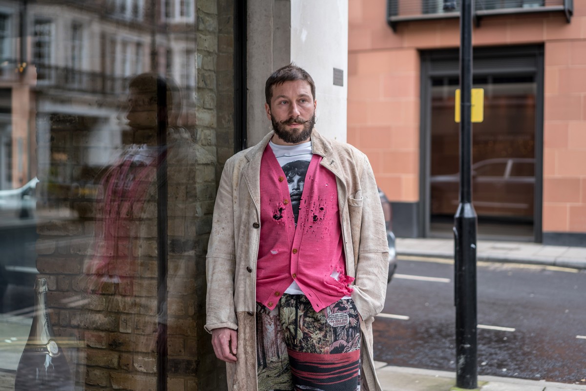 Rede de agentes russos recruta criminosos britânicos para ações em Londres Yevgeny Chichvarkin em frente à sua loja de vinhos em Londres, 10 de março de 2018 (Foto: Andrew Testa/The New York Times)