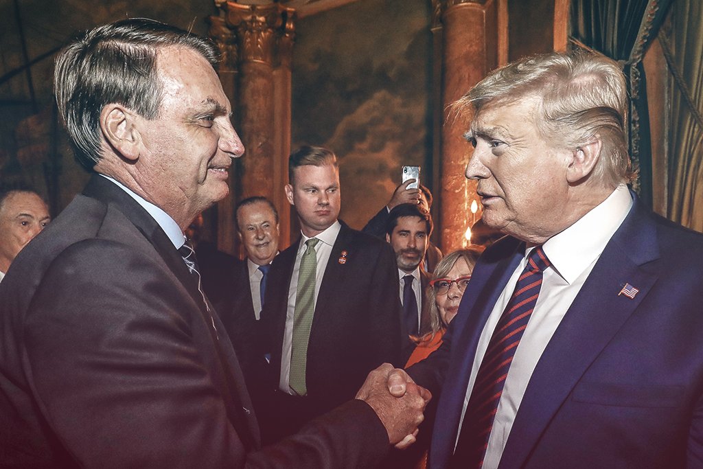 Trump pode adotar medidas contra o Brasil para apoiar Bolsonaro nas eleições Jair Bolsonaro com Donald Trump: o presidente brasileiro reluta em reconhecer a derrota eleitoral de seu aliado (Foto: Alan Santos/PR/Divulgação)