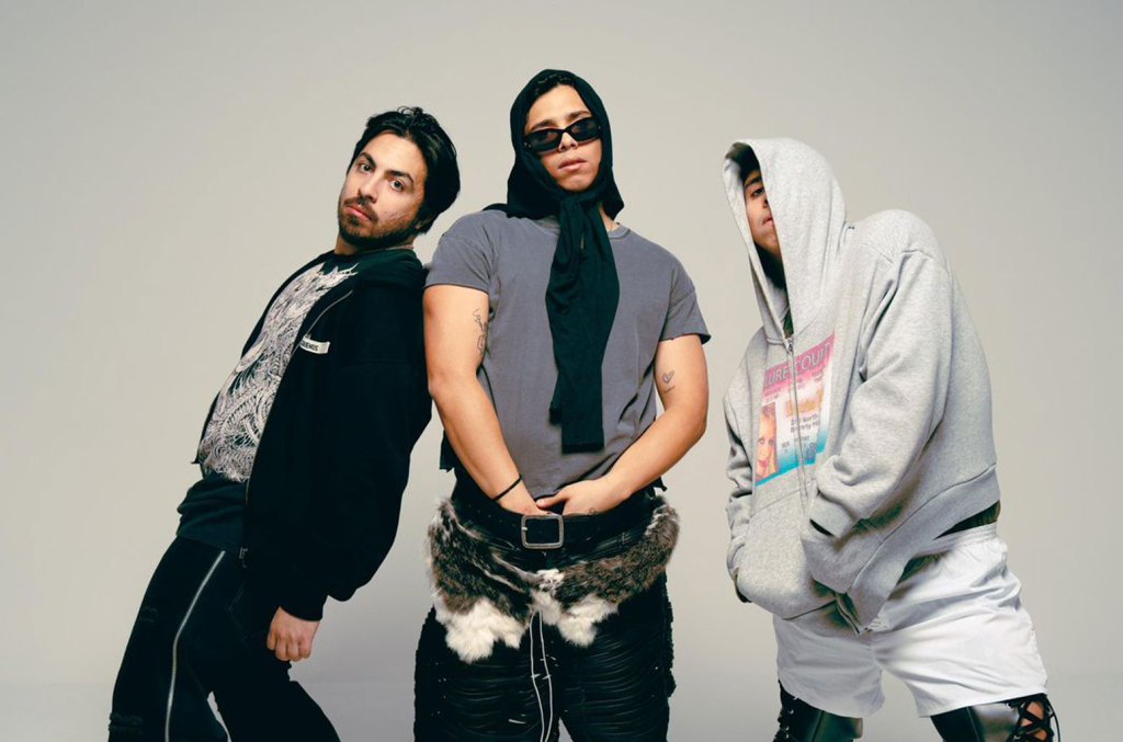 Mafia Latina planeja novos rumos após sucesso no Lollapalooza 2025 Após uma turnê de sucesso, o trio mexicano de indie pop está "muito animado" para se apresentar neste verão no icônico festival em Chicago. (Foto: Reprodução)