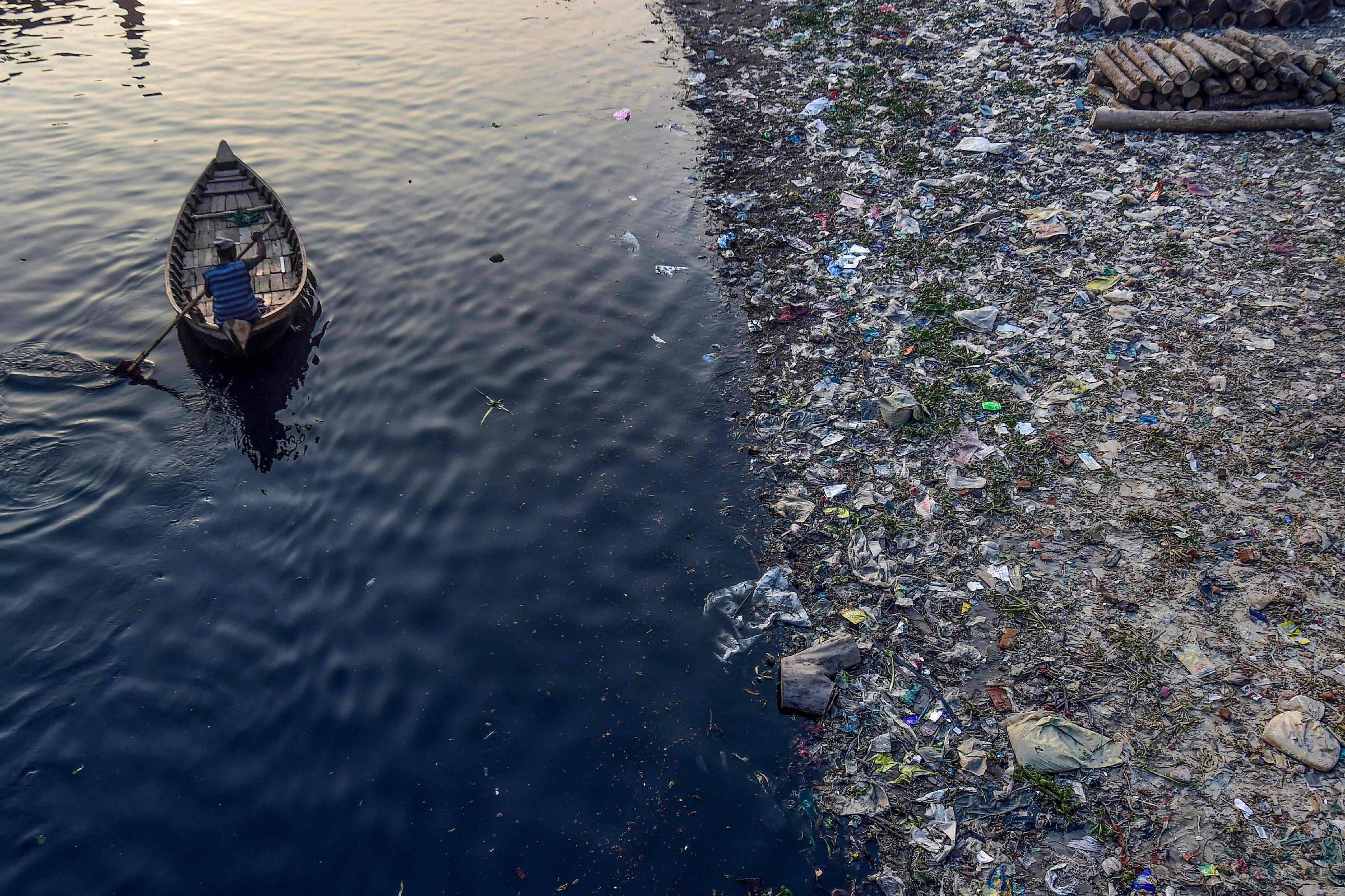 Proibição de sacolas plásticas reduz lixo nas praias, aponta pesquisa Sacolas de plástico flutuam na água do rio Buriganga, em Daca (Bangladesh) (Foto: Munir Uz Zaman - 21.jan.20/AFP)