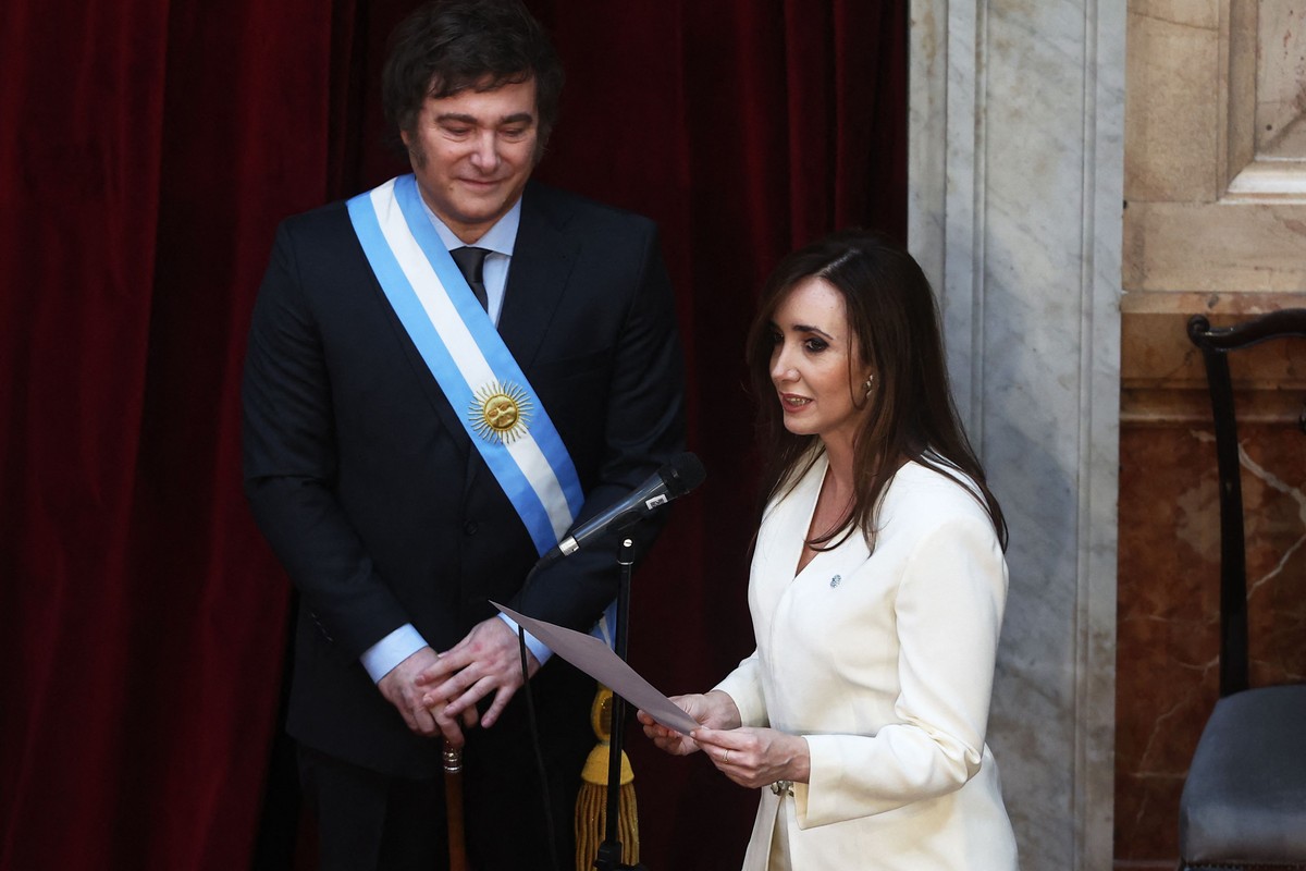 Javier Milei e a vice-presidente Victoria Villarruel durante a cerimônia de posse (Foto: ALEJANDRO PAGNI / AFP)