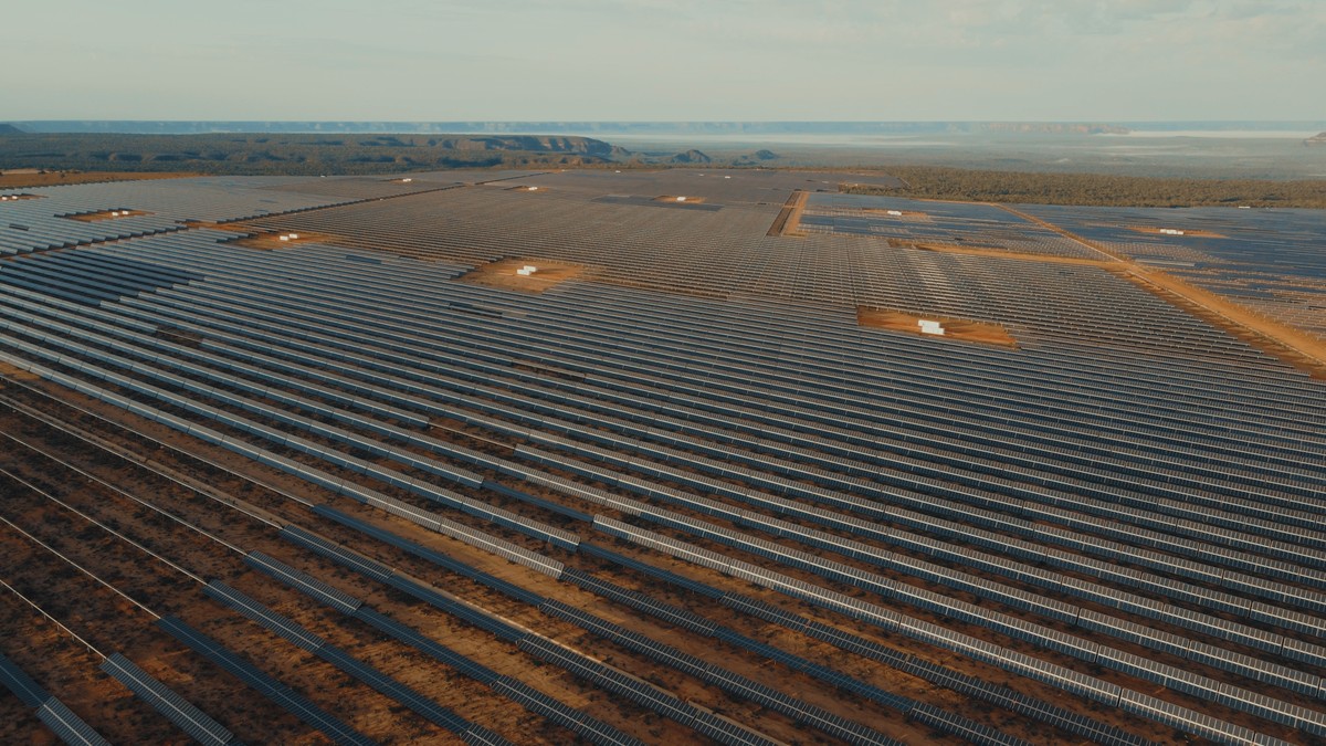 Energia solar impulsiona desenvolvimento no sertão e atrai bilhões em investimentos Investimento no Complexo Solar Futura, da Eneva, foi de R$ 3,2 bilhões. Energia gerada no sertão é vendida no mercado livre para grandes empresas como White Martins (Foto: Divulgação/Eneva)