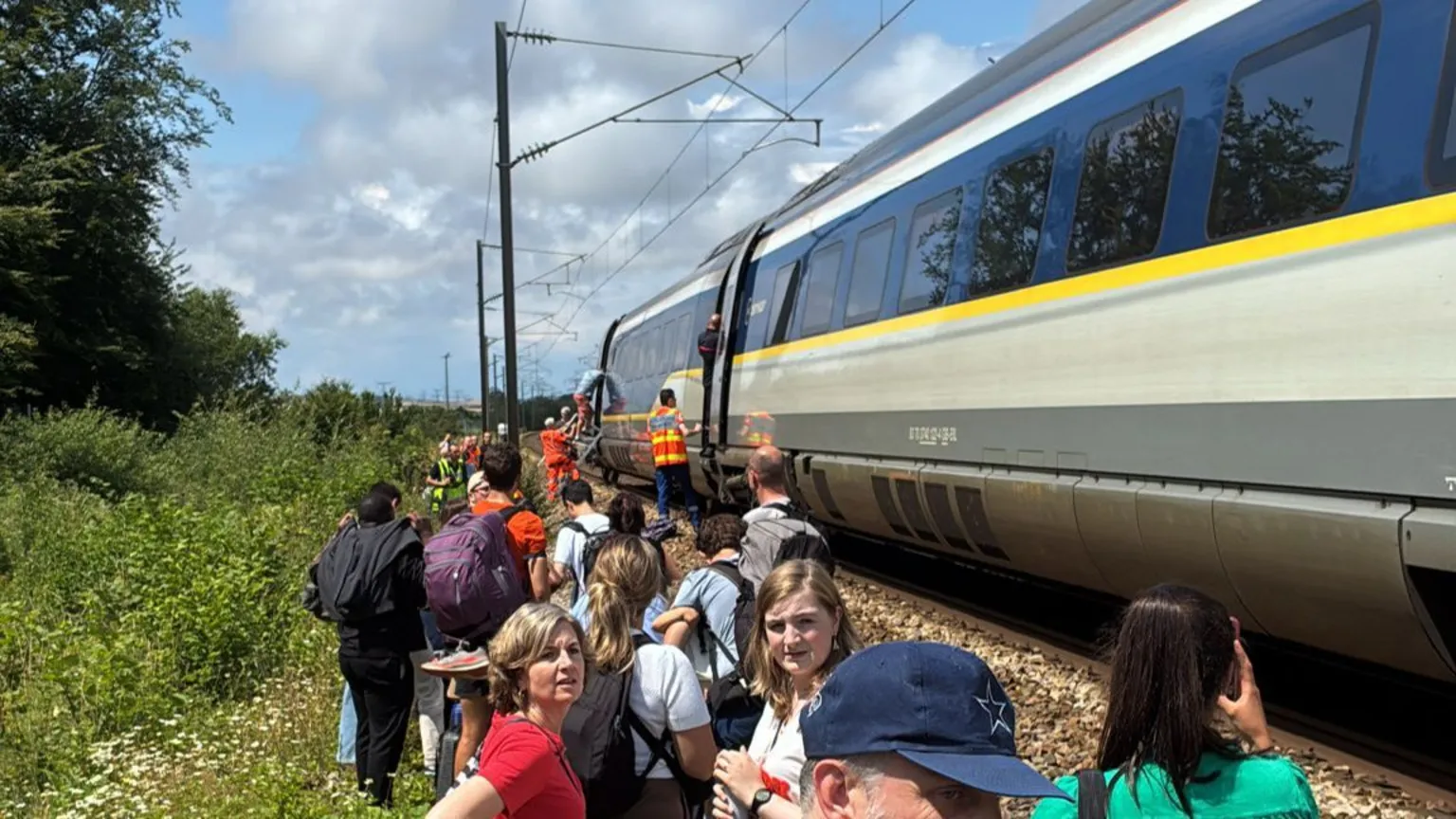 Passageiros foram solicitados a deixar o trem que quebrou perto de Calais (Foto: James Grierson)
