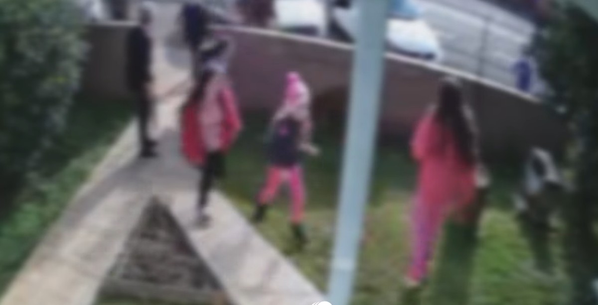 Mulher acolhe crianças e oferece apoio após ataque em escola no RS Foto: Reprodução