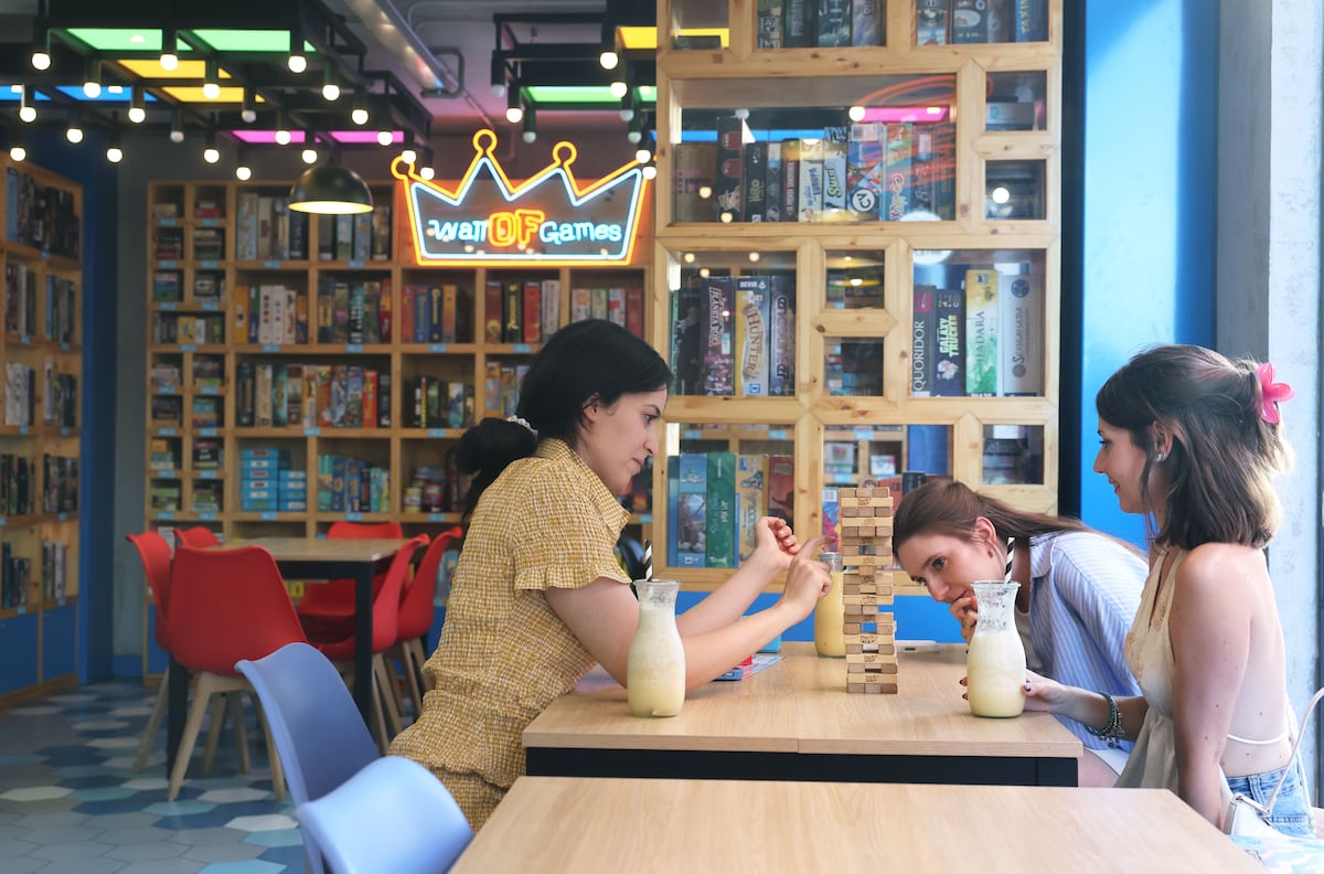 O crescimento dos jogos de mesa explora temas como Jack o Estripador e guerras no Japão Meninas jogam no Six Board Game Cafe, especializado em jogos de mesa, em Madrid. (Foto: Jaime Villanueva)