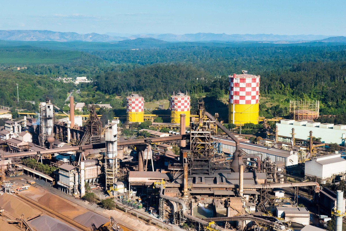 Vista aérea da usina siderúrgica Usiminas em Ipatinga, no Vale do Aço, em Minas Gerais (Foto: Agência O Globo)