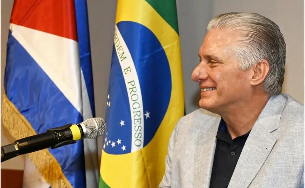 O presidente de Cuba, Miguel Díaz-Canel, em encontro com brasileiros (Foto: Reprodução/Instagram @diazcanelb)