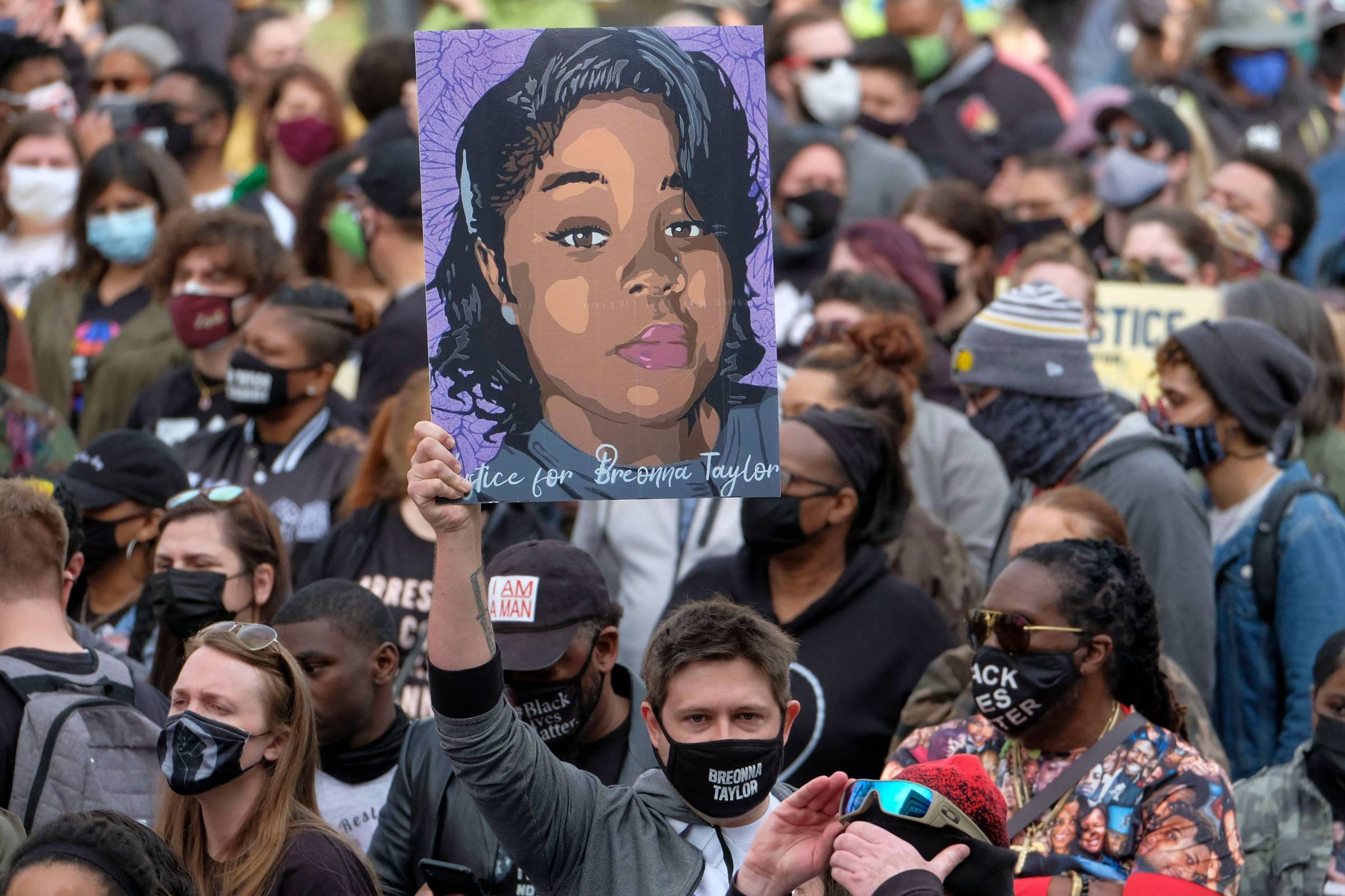 Ex-policial é condenado por envolvimento na morte de mulher negra em sua casa Manifestante levanta um retrato de Breonna Taylor durante comício em memória de Breonna Taylor, no primeiro aniversário de sua morte, em Louisville, no Kentucky (Foto: Jeff Dean - 13.mar.21/AFP)