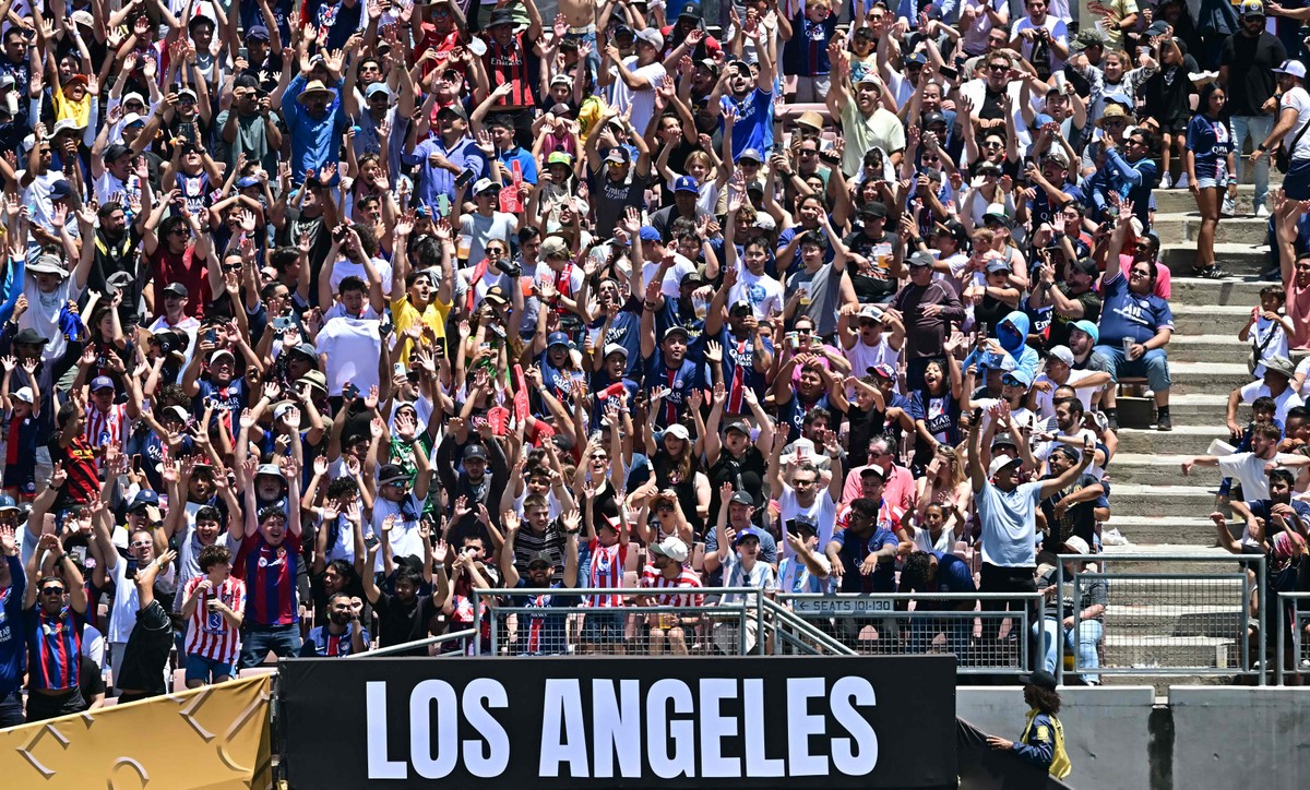 Torcedores no estádio Rose Bowl, em Pasadena, Los Angeles, sob sol forte (Foto: Frederic J. Brown / AFP)