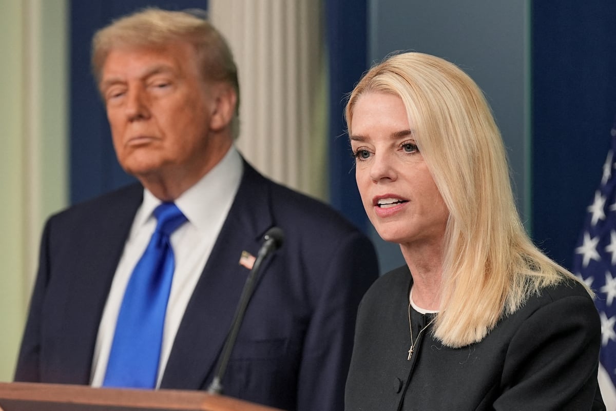 Trump tenta conter a insatisfação do movimento MAGA sobre o ‘caso Epstein’ Donald Trump e a procuradora-geral dos Estados Unidos, Pam Bondi, na Casa Branca, no dia 27 de junho. (Foto: Ken Cedeno/REUTERS)
