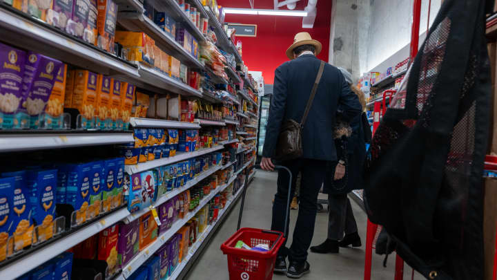 Trump reduz benefícios do programa de alimentação e famílias perdem até R$ 746 por mês Pessoas fazem compras em um supermercado em Manhattan, Nova York, em 1º de abril de 2025. (Foto: Spencer Platt | Getty Images)