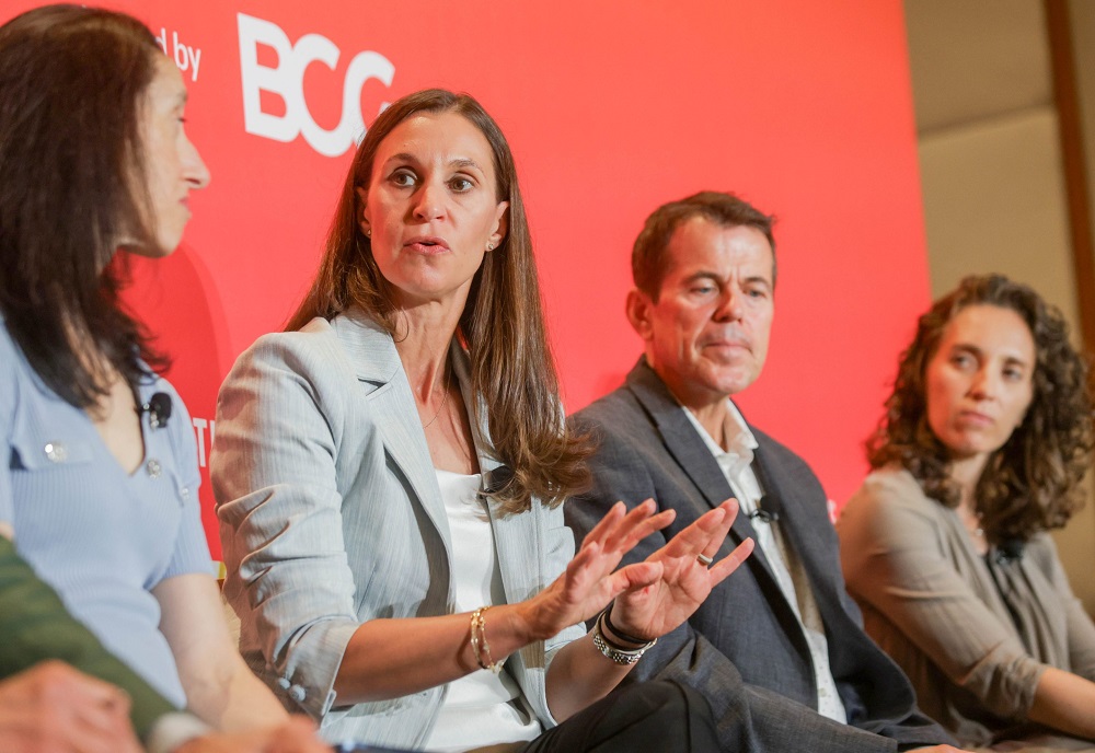 Sonya Huffman, diretora administrativa da Link Logistics; Gina Goetter, diretora financeira e COO da Hasbro; Brett Bruggeman, vice-presidente executivo e COO da Land O'Lakes; Laura Giuliano, diretora administrativa e sócia sênior da North Consulting Group, líder de práticas de operações na América do Norte, na Fortune COO Summit desta semana. (Foto: Kristy Walker/Fortune)