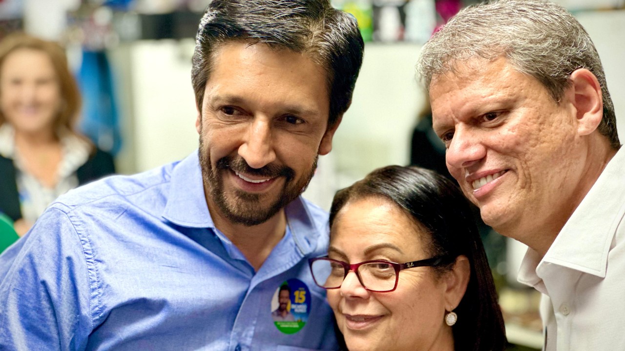 Prefeito de São Paulo, Ricardo Nunes, e o governador Tarcísio de Freitas, com eleitora, durante a eleição municipal de 2024 (Foto: Divulgação)