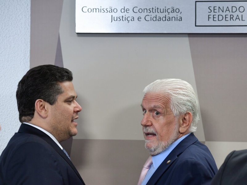 Governo classifica revogação de regras do IOF como medida 'traumática' Davi Alcolumbre (esq.), e o líder do governo no Senado, Jaques Wagner (Foto: Edilson Rodrigues/Agência Senado)