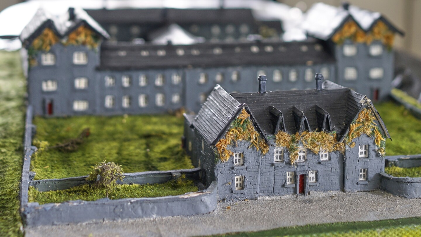 Uma réplica construída por Catherine Corless, que descobriu que quase 800 crianças morreram em um lar para mães e bebês em Tuam, Irlanda, é vista em sua casa perto de Tuam, na terça-feira, 8 de julho de 2025. (Foto: AP Photo/Brian Melley)
