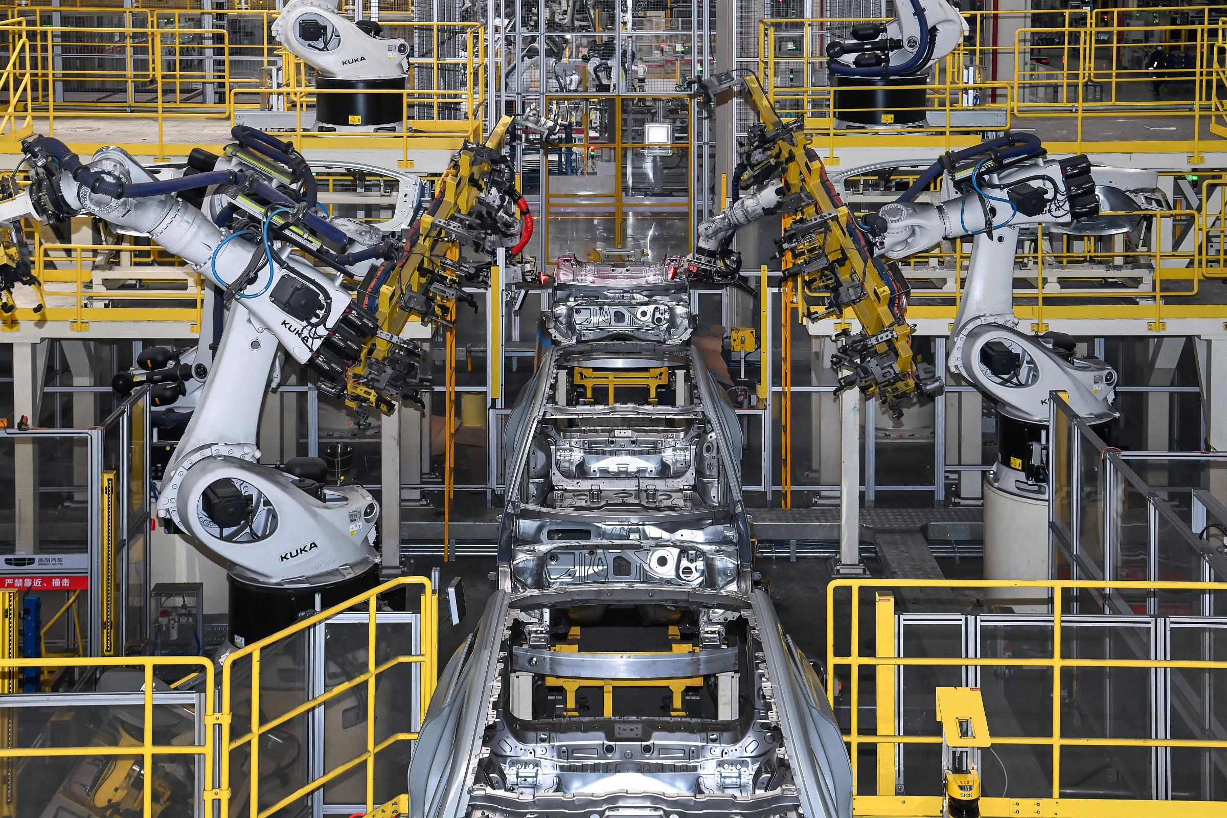 China se torna a maior potência econômica do mundo, superando os EUA Linha de montagem automatizada na fábrica de carros da Geely na cidade de Baoji, na China, em 26 de fevereiro de 2025 (Foto: Zou Jingyi/Xinhua)