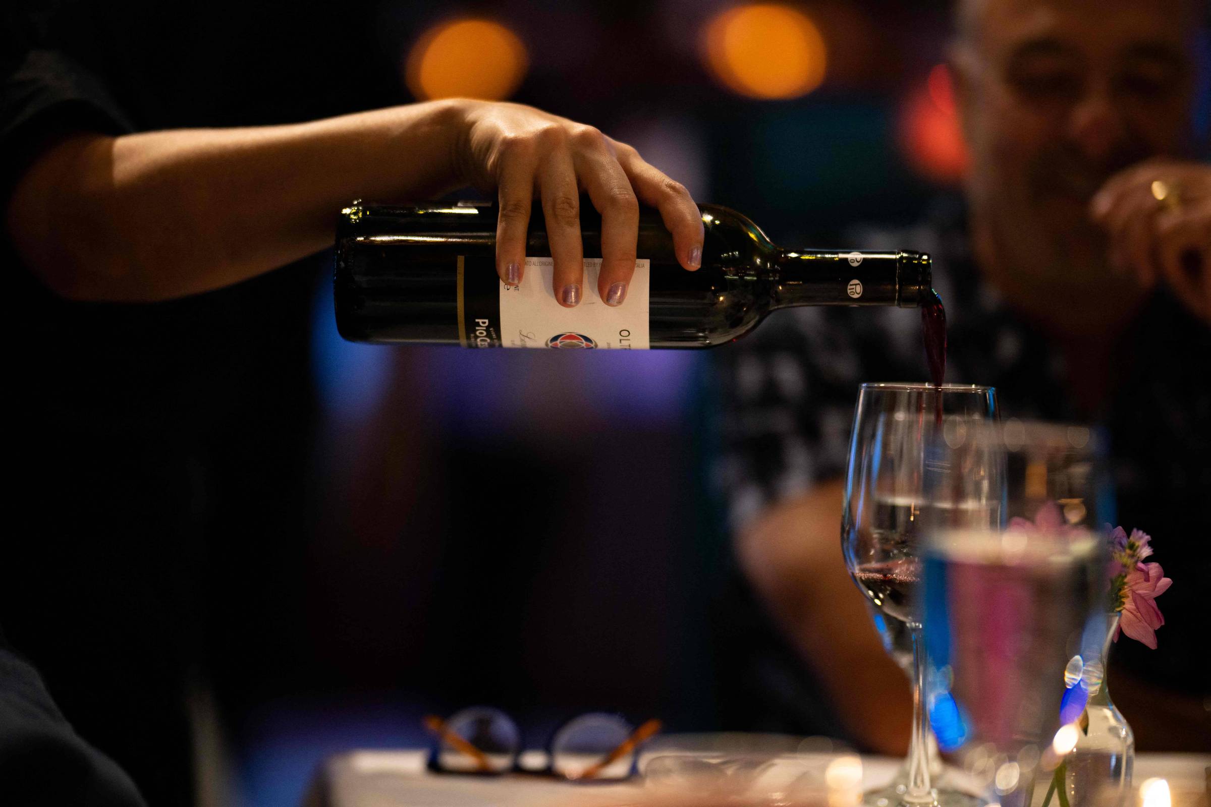 Cardápios oferecem poucas opções para quem não consome bebidas alcoólicas As opções de bebidas de grande parte dos restaurantes são uma celebração ao álcool. Já notaram? Há uma carta de vinhos extensa (Foto: Brandon Bell/Getty Images via AFP)