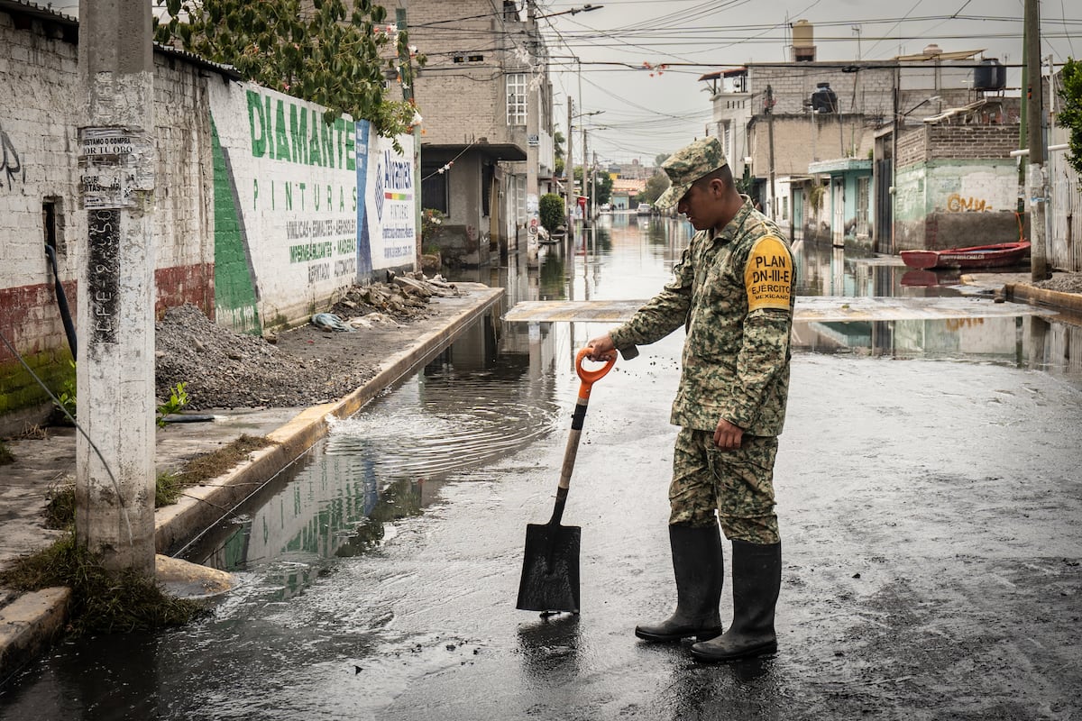 México lança projeto ambicioso para melhorar infraestrutura na periferia da capital Um soldado limpa uma rua inundada na colonia Culturas de México, Chalco, em agosto de 2024. (Foto: Nayeli Cruz)