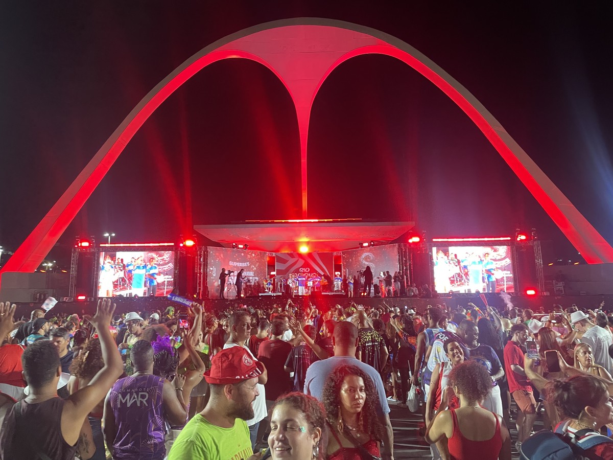 Deputado aciona Justiça contra lei que retira Sambódromo da gestão municipal do Rio Público se reúne em frente à roda de samba no Sambódromo (Foto: Madson Gama)