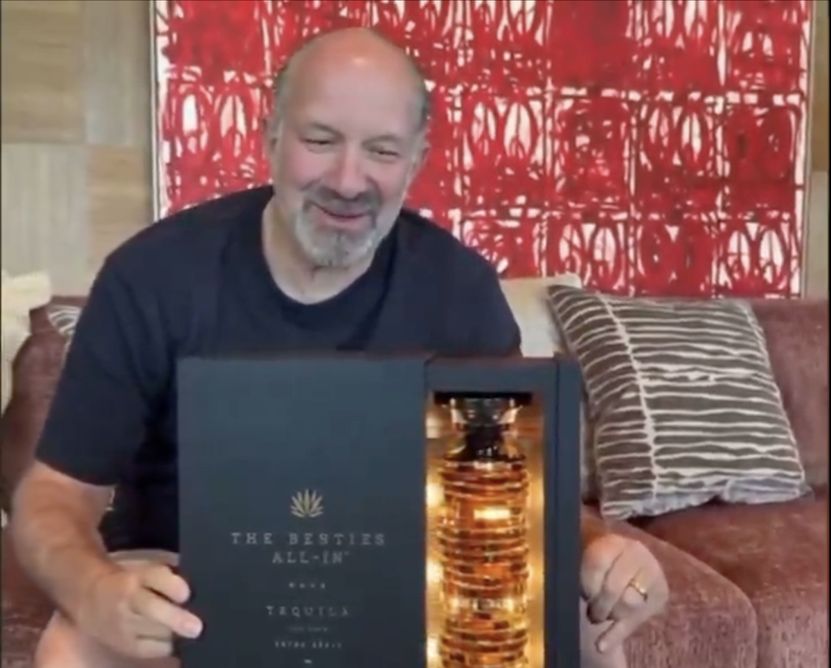Quadro de Rashid Johnson é encontrado na casa de oficial de Trump Howard Lutnick com sua nova garrafa de tequila—e o que parece ser uma pintura de Rashid Johnson. (Foto: Via X)