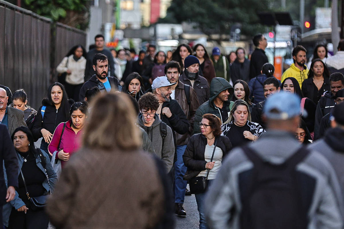 São Paulo registra a madrugada mais fria do ano com temperatura de 6,6°C Pessoas caminham na avenida Paulista vestindo casacos na tarde de terça-feira (24) (Foto: Rafaela Araújo - 24.jun.25/Folhapress)