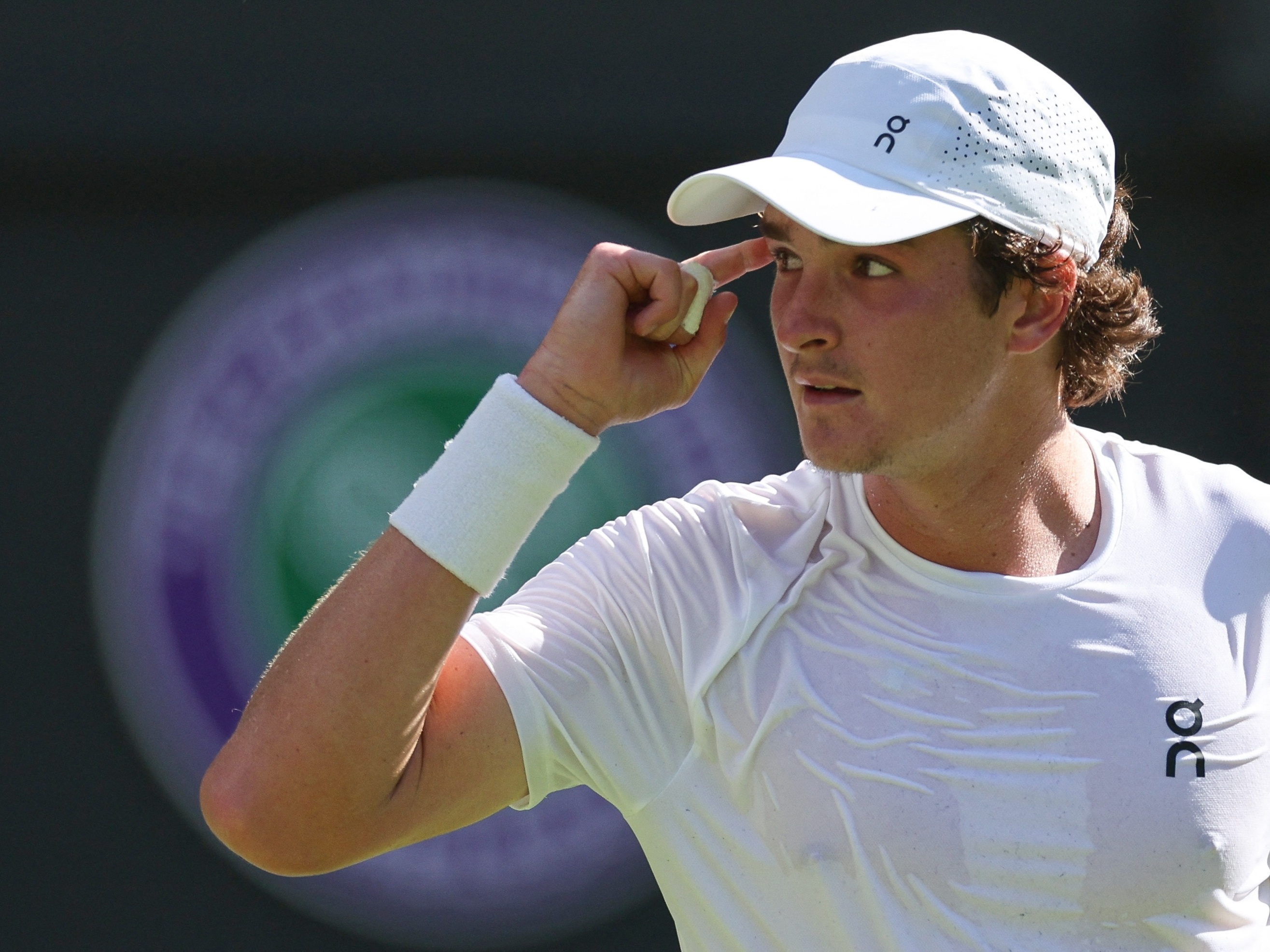 Brasileiras brilham em dia quente de Wimbledon e Alcaraz passa por susto Carlos Alcaraz faz gesto de água na direção da torcida durante estreia em Wimbledon (Foto: Julian Finney/Getty)