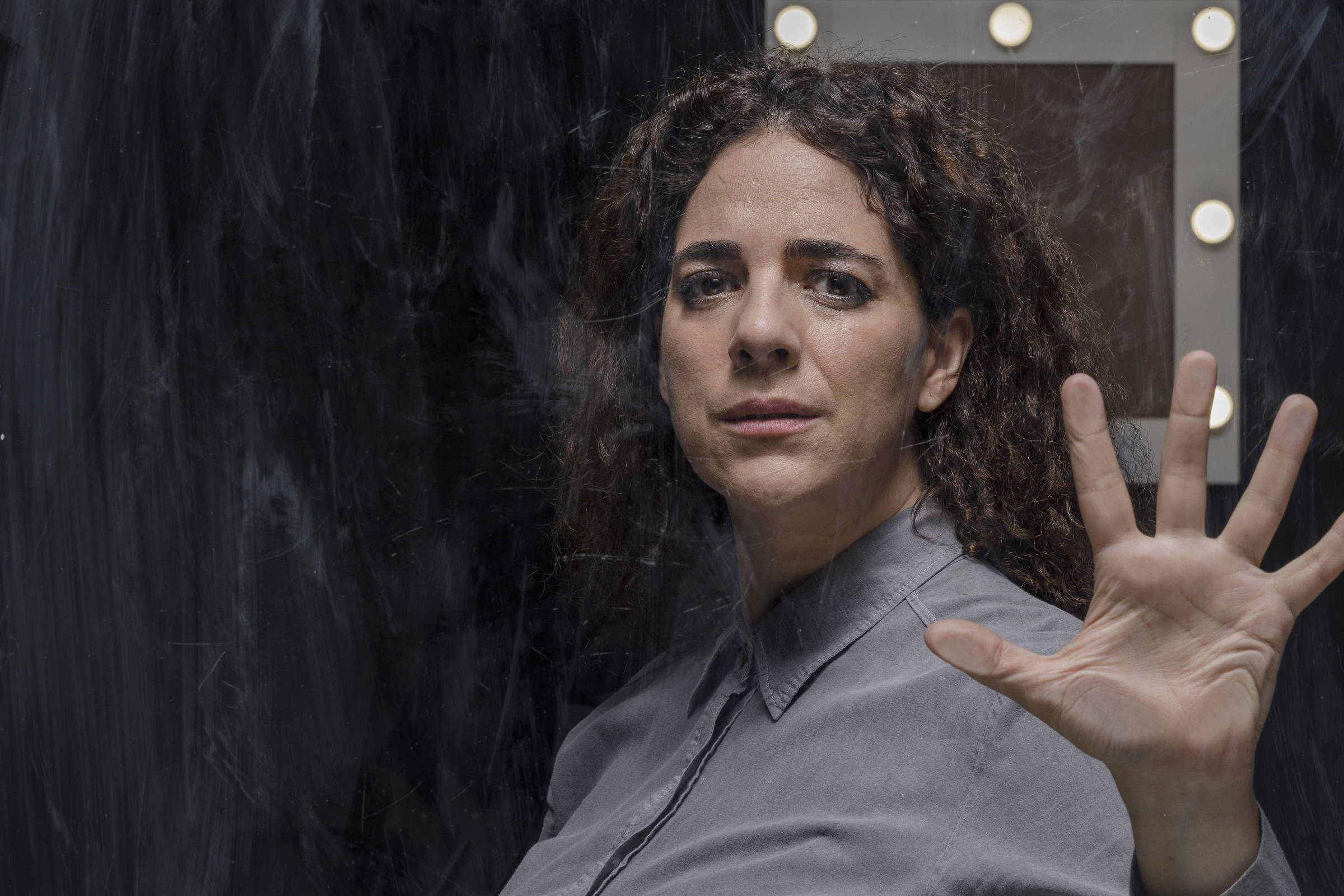 Martha Nowill discute maternidade e autoestima masculina em peças teatrais em SP Martha Nowill na peça 'Renda-se', dirigida por Fernanda D'Umbra (Foto: Edson Kumasaka/Divulgação)