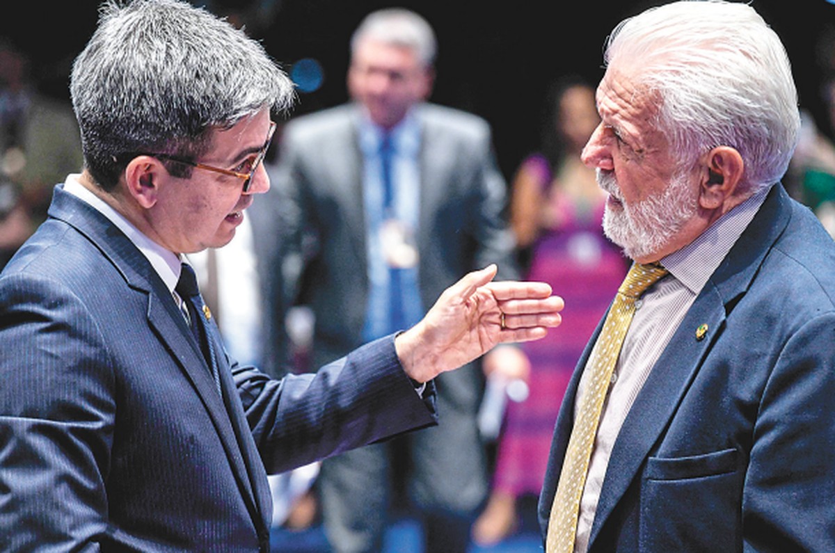 Líderes do governo no Congresso, Randolfe Rodrigues, e no Senado, Jaques Wagner: atuação discreta em meio a debate para conter danos ao Planalto (Foto: Jefferson Rudy/Agência Senado)