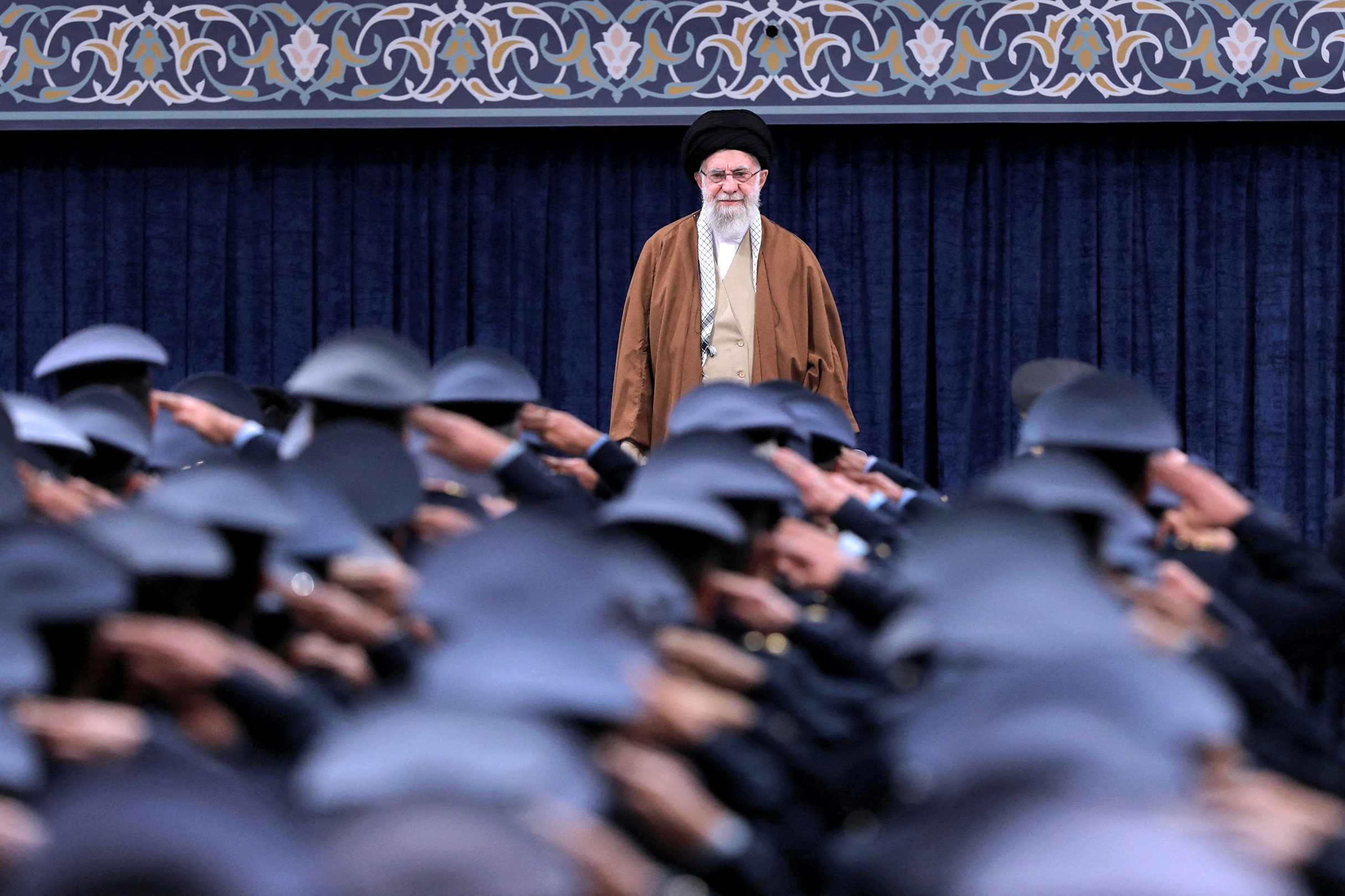 O líder supremo do Irã, aiatolá Ali Khamenei, ouve o hino nacional enquanto oficiais da Força Aérea o saúdam durante reunião em Teerã, Irã, em 7 de fevereiro de 2025. (Foto: Gabinete do Líder Supremo Iraniano/WANA (Agência de Notícias da Ásia Ocidental)/Divulgação via REUTERS)