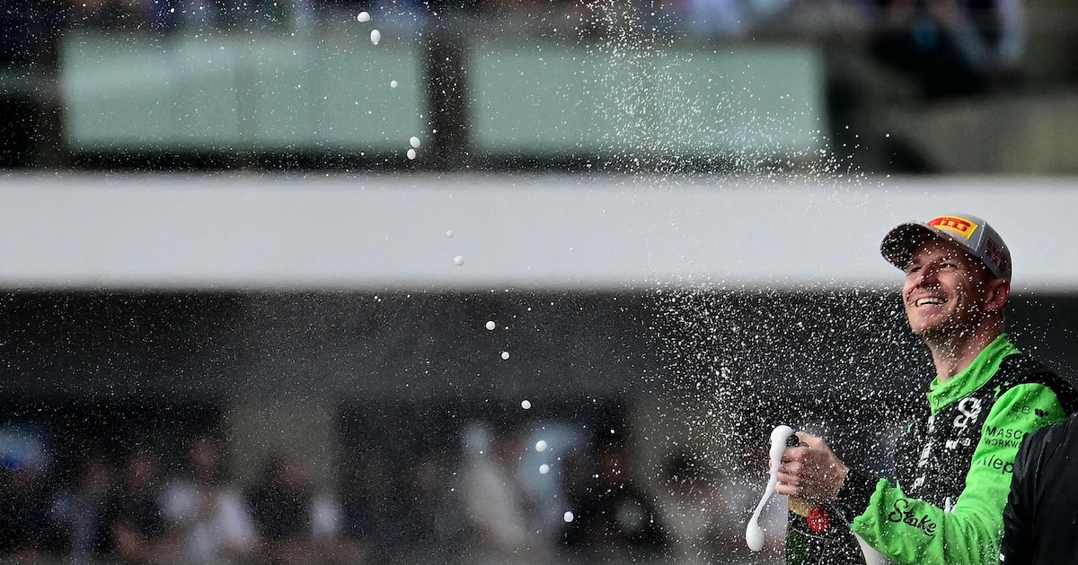 Sauber conquista 6º lugar no Mundial após pódio de Hülkenberg na Inglaterra Aos 37 anos e com 15 na Fórmula 1, Nico Hülkenberg comemorou o primeiro pódio na modalidade. (Foto: Ben Stansall/AFP)