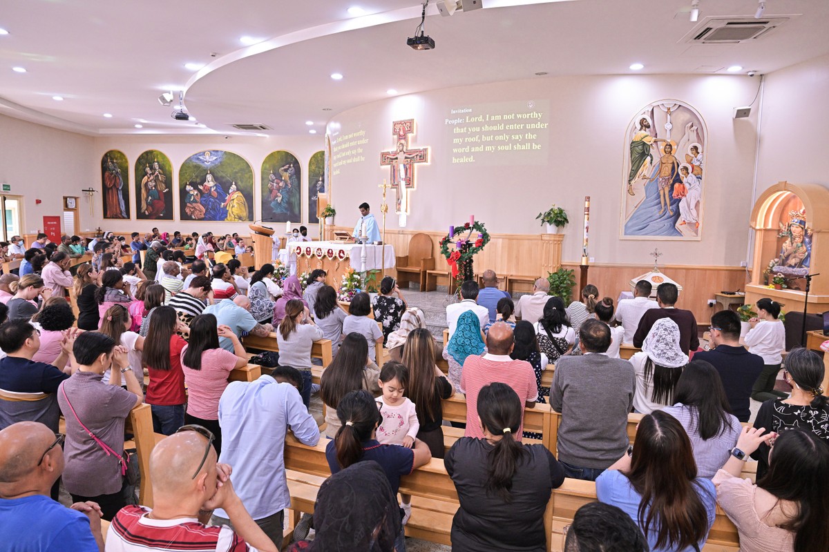 A Igreja Nossa Senhora do Rosário recebe cristãos indianos, paquistaneses e filipinos (Foto: Pedro Vilela/AFP)
